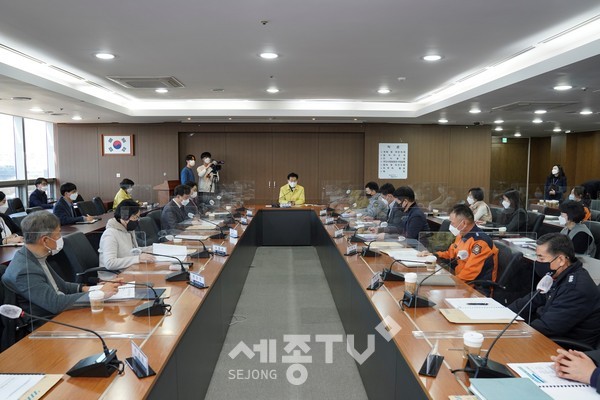 8일 천안시청 중회의실에서 코로나19 백신접종 상호 협력을 위한 코로나19 백신 접종 지역협의체회의가 진행되고 있다.(사진제공=천안시청)