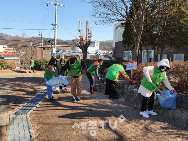 천안시 원성2동이 설 연휴를 맞아 지역 내 대청소를 실시했다.(사진제공=천안시청)