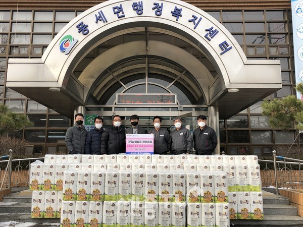 ㈜삼정펄프 천안공장이 지난 5일 천안시 풍세면행정복지센터에 두루마리 휴지를 기부했다.(사진제공=천안시청)