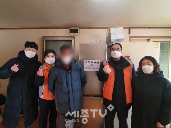 한줄두줄 나눔봉사단이 지난 4일 천안시 원성1동 어려운 이웃의 생활환경을 개선하고자 냉장고를 전달했다.