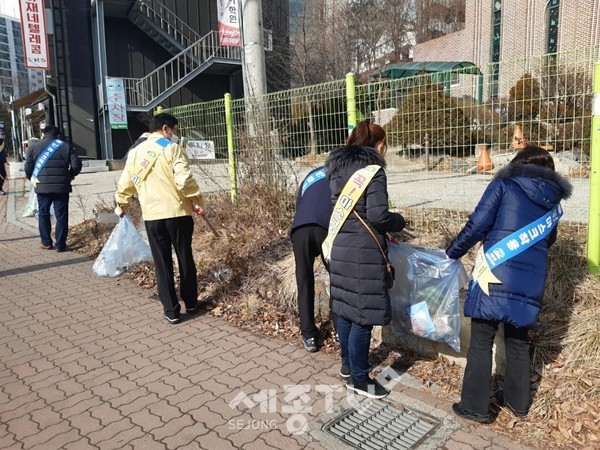 천안시 쌍용2동통장협의회가 지난 5일 설맞이 대청소 및 코로나19 예방 홍보캠페인을 실시했다.(사진제공=천안시청)