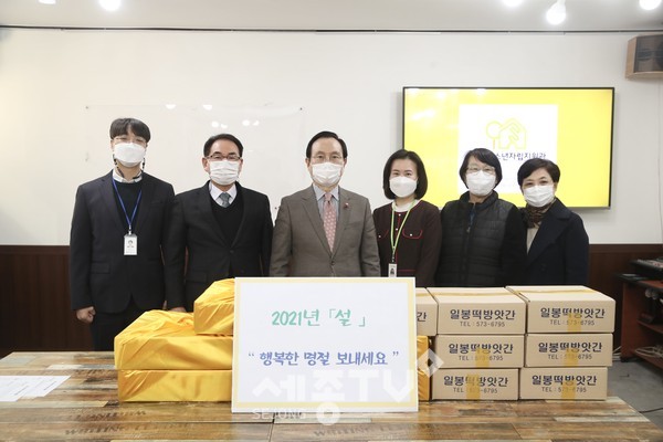 박상돈 천안시장이 9일 설 명절을 맞아 관내 청소년복지시설인 천안시청소년자립지원관을 방문해 시설 관계자와 이용자를 격려했다.(사진제공=천안시청)