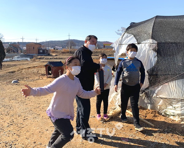 김지환 합덕읍장과 아이들.