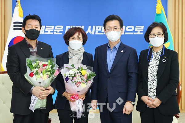 허태정 시장, 대전시 새마을회 퇴임회장단 감사패 수여.(왼쪽부터 박정기 전 대전새마을회 직장회장, 유영숙 전 대전새마을회 부녀회장, 허태정 대전시장, 양명숙 대전새마을회 사무처장)