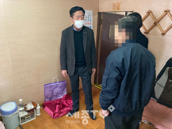 천안시 입장면장이 10일 설 명절을 앞두고 지역 내 저소득 홀몸노인을 방문해 과일과 견과류 세트를 전달했다.(사진제공=천안시청)