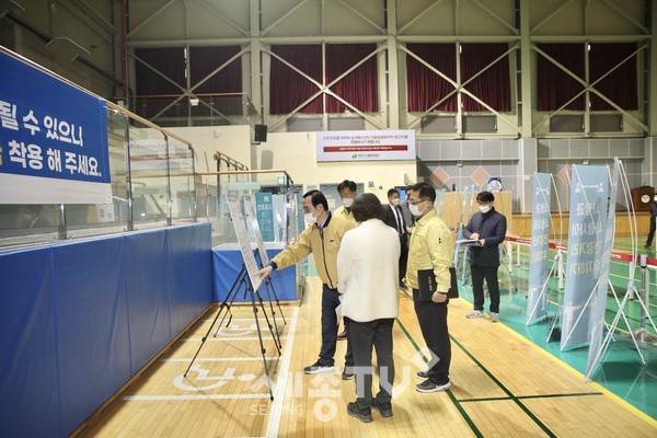 박상돈 천안시장이 10일 실내배드민턴장을 방문해 중부권 예방접종센터 준비상황을 점검하고 있다.(사진제공=천안시청)