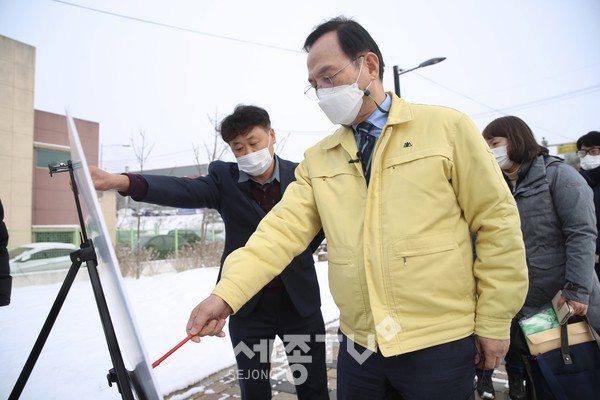 박상돈 천안시장이 16일 천안두정 노후공공청사 복합개발사업 현장을 점검하고 있다.(사진제공=천안시청)