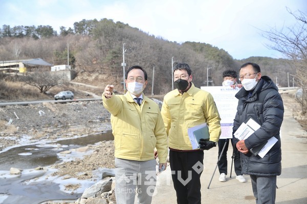 박상돈 천안시장이 지난 17일 우기 시 상습 침수피해가 발생한 병천면 관성리 일원 광기천에서 실시 중인 광기 자연재해위험 개선지구 정비사업 현장을 점검했다.(사진제공=천안시청)