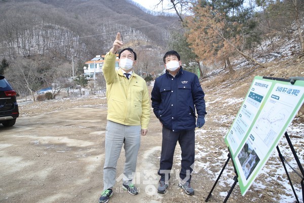박상돈 천안시장이 지난 17일 병천면 봉항리 일원 산사태 복구작업 현장을 찾아 직원들에게 올해 집중호우 시기 전 복구 작업이 마무리될 수 있도록 노력해 달라고 주문하고 있다.(사진제공=천안시청)