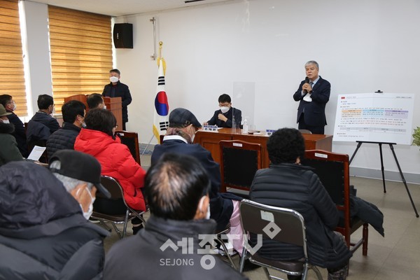 용담·대청댐 하류 수해원인 현장 조사에 참석한 문정우 금산군수.