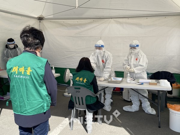 천안시 직산읍새마을부녀회가 23일 코로나19 예방을 위한 예찰활동을 펼쳤다.(사진제공=천안시청)