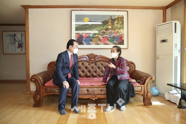 박상돈 천안시장이 23일 제102주년 31절을 앞두고 나라를 위해 헌신하신 독립유공자의 공헌을 기리고 존경과 감사의 마음을 전하고자 독립유공자 유족을 위문했다.(사진제공=천안시청)