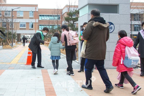 2일, 나성중학교 앞에서 최교진 교육감이 통학로 안전 캠페인을 실시하고 있다.(사진=세종시굥육청)