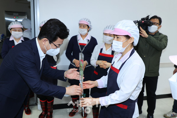 허태정 시장, 대전시에서 여성 인권 꽃 피울 것 세계여성의날-구내식당(사진=대전시)