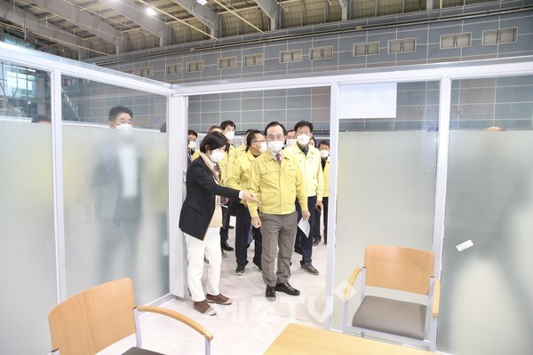 박상돈 천안시장이 지난 2월 22일 우선선정 예방접종센터(실내테니스장) 현장 점검을 하고 있다.(사진=천안시)