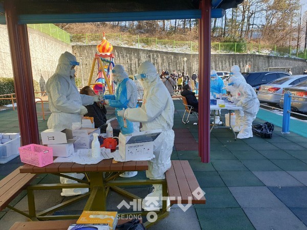 최근 실시중인 외국인근로자 코로나19 진단검사 모습.(사진=당진시)
