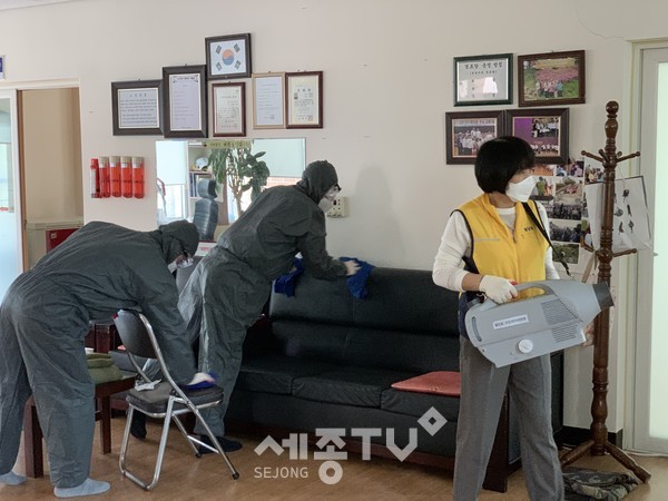 천안시 불당동주민자치위원회가 10일 관내 경로당 4개소에서 코로나19 예방을 위한 방역소독 및 청소를 하고 있다.(사진=천안시)