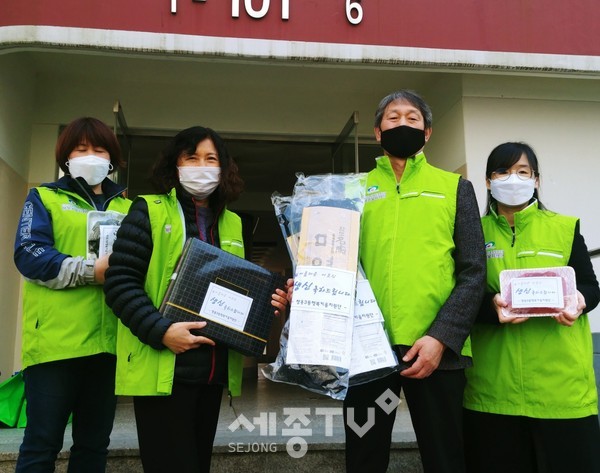 천안시 쌍용3동행복키움지원단이 11일 지역 내 홀몸어르신들의 생신을 축하해드리는 시간을 보냈다.(사진=천안시)