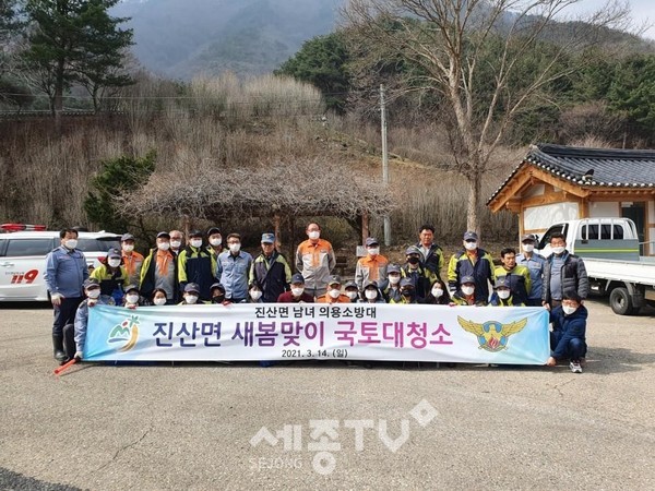 금산 진산면, 이치대첩지·대둔산휴게소 도로변 등 대청소 실시.(사진=금산군)