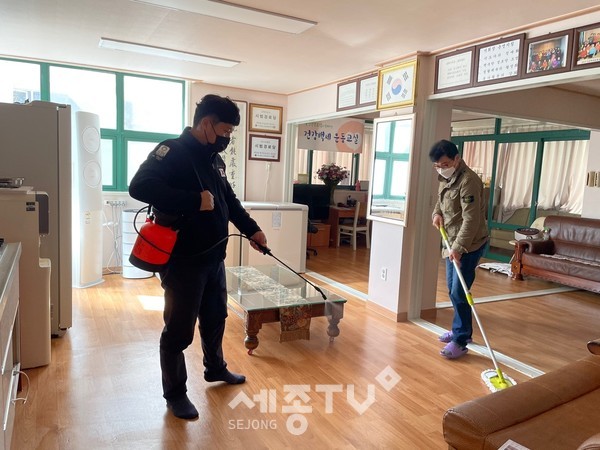 천안시 백석동 자율방재단이 16일 지역 내 경로당 운영재개에 따라 방역 소독을 실시했다.(사진=천안시)
