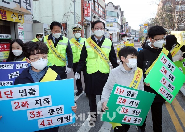 종태 대전 서구청장은 18일 문정초등학교 후문에서 둔산 모범운전자회, 문정초등학교 어린이, 공무원 등 20여 명이 참여한 가운데 “학교 주변 주차 질서 확립 캠페인”을 했다.(사진=서구청 제공)