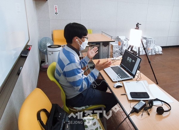천안시 쌍용2동 주민자치센터에서 온라인 플랫폼 줌(Zoom)을 이용해 문화교실 프로그램을 운영한다.(사진=천안시)