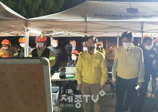 박상돈 천안시장이 지난 23일 오후 8시 13분경 성거읍 소재 해태제과 공장에서 화재가 발생함에 따라 현장을 방문해 피해상황을 점검하고 있다.(사진=천안시 제공)