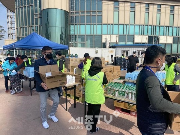 천안시 주택관리공단 쌍용주공7단지1차아파트가 25일 소외계층 주민 중 거동이 불편한 어르신들을 위한 “사랑의 물품 나눔행사”를 진행했다.