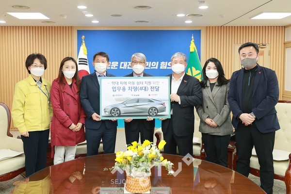 하나은행, 대전시 학대피해아동쉼터에 차량 기탁.(서철모(왼쪽) 대전시 행정부시장이 26일 윤순기(가운데) 하나은행 충청영업그룹 대표에게 아동보호업무 차량을 기탁받고 있다.(사진=대전시 제공)