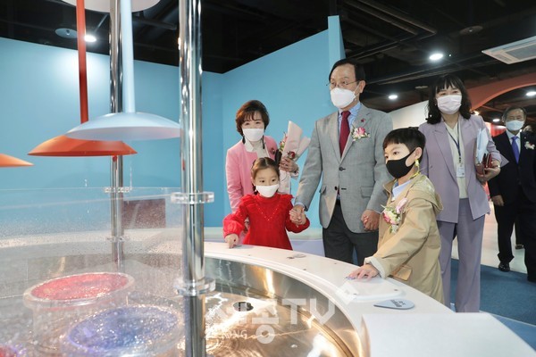 박상돈 천안시장이 31일 천안어린이꿈누리터 개관식에 참석하고 실내 체험시설을 어린이들과 함께 둘러보고 있다.(사진=천안시 제공)