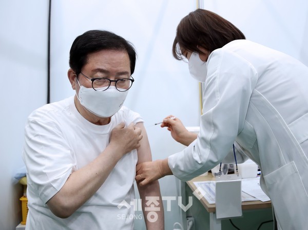 대전 서구(구청장 장종태)는 1일 도솔다목적체육관에서 대전시와 시 감염병관리지원단, 서구청, 서부경찰서, 서부소방서, 군부대 관계자 등 60여 명이 참여한 가운데 코로나19 예방접종센터 모의훈련을 했다.(사진=서구청)