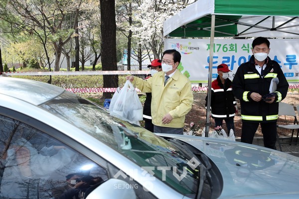 대전 서구는 보라매공원(대전경찰청 옆)에서 일반 주민을 대상으로 사회적 거리 두기의 일환으로 드라이브스루 방식으로 ‘나무 나눔 행사’를 했다. 이번 행사를 통해 블루베리, 작약, 영산홍 각 750주를 방문한 차량 1대당 3주씩 나누어 주었다.(사진=서구청)