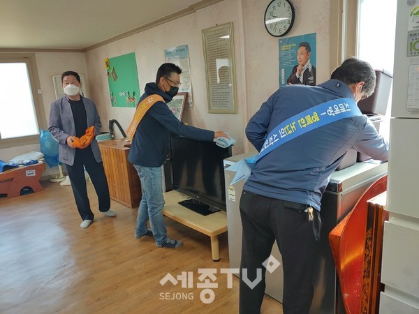 천안시 서북구 치매안심센터와 부성1동이 5일 신당1통 치매안심마을 내 신대노인정에서 코로나19 방역과 치매예방 캠페인을 실시했다.(사진=천안시)