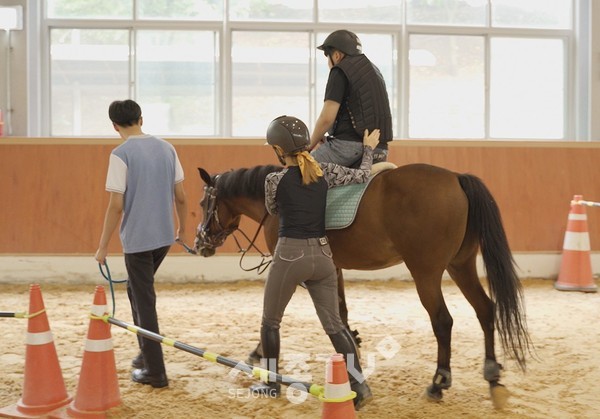 복용승마장에서 장애인재활승마를 체험하고 있다.(사진=대전시설관리공단)
