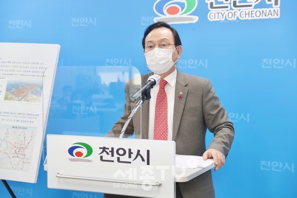 박상돈 천안시장이 6일 천안시청 브리핑실에서 총 3,500억원 규모의 4개 도로에 대한 ‘도로교통망 개선계획’ 브리핑을 하고 있다.(사진=천안시)