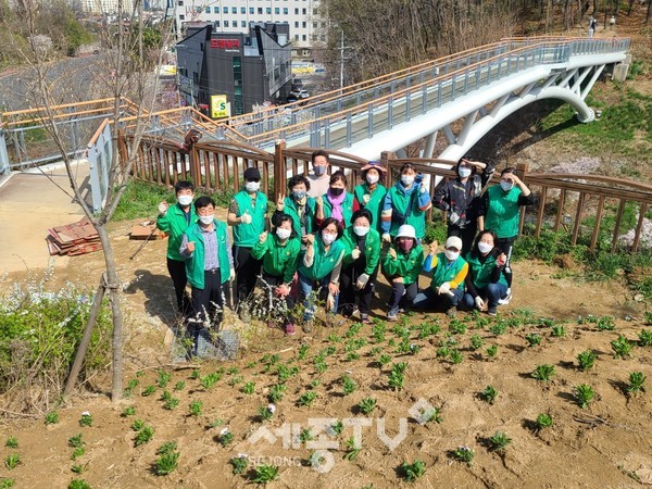 천안시 백석동 새마을지도자협의회, 새마을부녀회가 6일 봉서산 등산로에서 봄맞이 꽃길을 조성했다.(사진=천안시)
