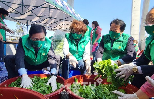 대전 서구(구청장 장종태) 새마을부녀회는 6일 새마을회관 옥상에서 25여 명이 참석한 가운데 어려운 이웃을 위한 사랑의 밑반찬 나누기 행사를 했다.(사진=서구청)