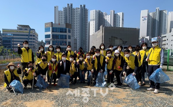 천안시 불당동 통장협의회가 8일 깨끗한 동네 만들기 봉사활동을 실시했다.(사진=천안시)