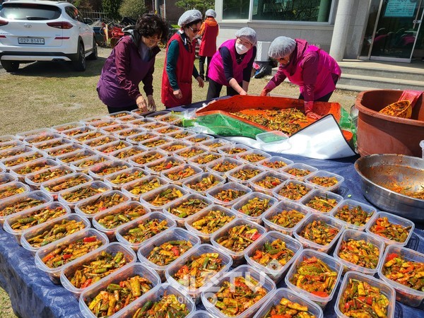 고향주부모임 충남세종도지회 회원들이 어려운 이웃들에게 전달할 인생반찬 만들기 봉사활동을 펼치고 있다.(사진=충남세종농협)