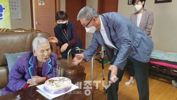 천안시 병천면이 14일 지역 내 생신을 맞은 고령어르신에게 ‘사랑의 장수 떡 케이크’를 전달했다.(사진=천안시)