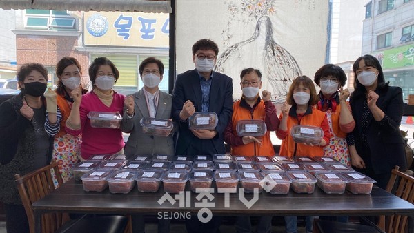 대전 서구(구청장 장종태) 관저2동 복지만두레(회장 김순옥)는 ‘정성을 가득 담은 밑반찬’을 만들어 저소득 가구 40세대에 전달했다.(사진=서구청)