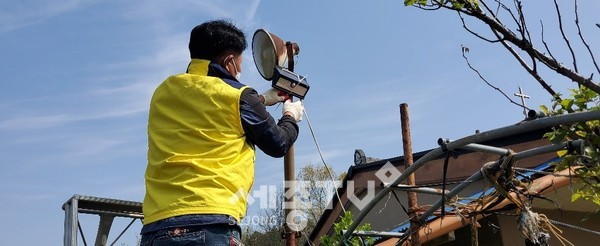 금성면지역사회보정협의체 태양광센서등 설치 모습(사진=금산군)