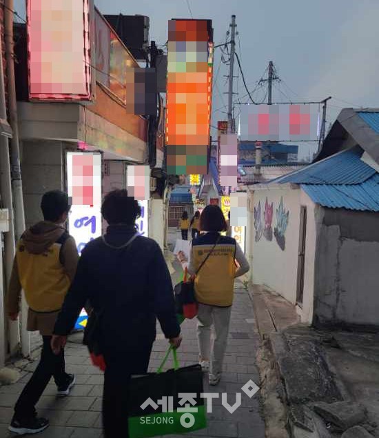 천안시와 충남여성인권상담센터가 21일 저녁 천안역 인근 여인숙·쪽방촌을 방문해 ‘성매매 근절 캠페인’을 진행하고 있다.(사진=천안시)