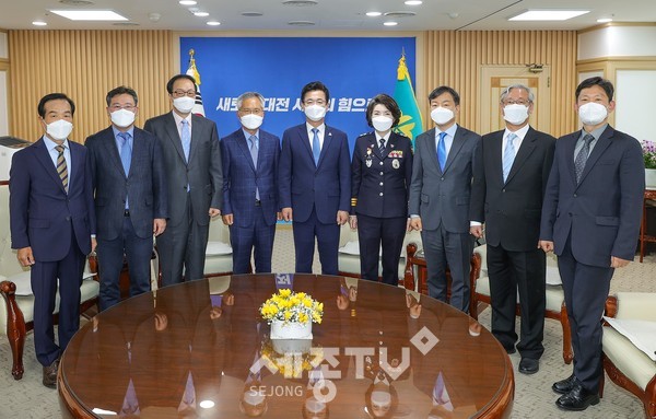 (사진좌측부터 이종기 위원, 윤영훈 위원, 이병수 위원, 강영욱 위원, 허태정 대전시장, 송정애 대전경찰청장, 이상훈 위원, 김익중 위원, 조성규 위원)사진=대전시