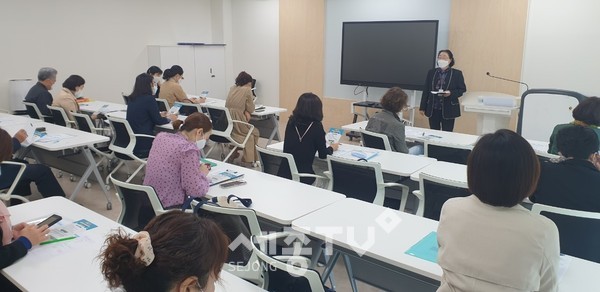 김민순 시 민원과장이 노인맞춤돌봄 생활관리사 등 참석자들에게 생활민원서비스 홍보하고 있다.(사진=세종시)