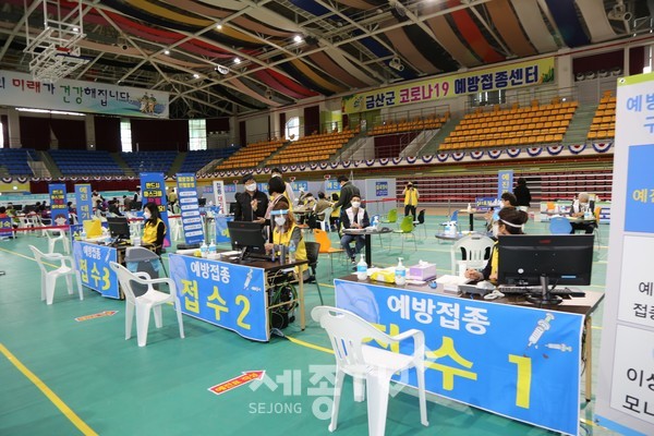 코로나19 예방접종센터 근무자들.