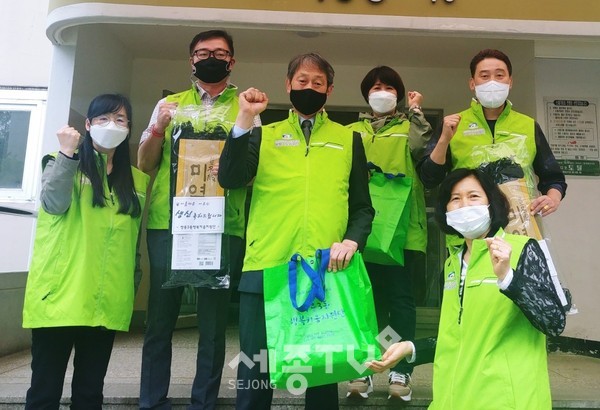 천안시 쌍용3동 행복키움지원단이 27일 홀로 사는 어르신 두 분의 생일을 맞아 가정을 방문해 미역, 소고기, 떡 등 자체 회비로 마련한 물품을 전달했다.(사진=천안시)