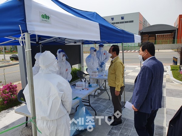 박상돈 천안시장이 지난 27일 관내 기업체 집단감염과 관련해 제5산업단지 근로자 전수검사를 실시하고 있는 이동선별진료소를 찾아 직원들을 격려하고 있다.(사진=천안시)