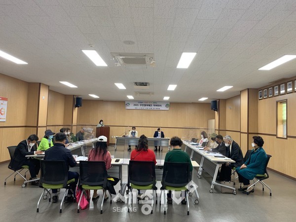 천안시 신안동이 지난 28일 2021년 주민참여예산 1차 지역회의를 진행하고 있다.(사진=천안시)