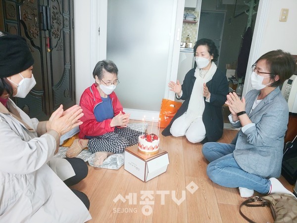 대전 서구 월평2동 복지만두레(회장 안동숙)는 생일을 맞은 저소득 독거노인 2가구에 케이크와 선물, 식사를 제공했다.(사진=서구청)